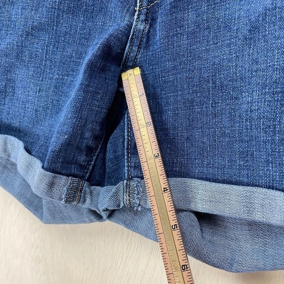 Levi Mid Length Short Womens Sz 28 / 6 Cuffed Hem Red Blank Tab Med Wash - Picture 10 of 12